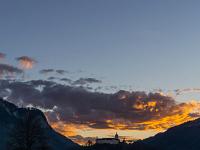 Leuchtende Wolkenwand und Mond